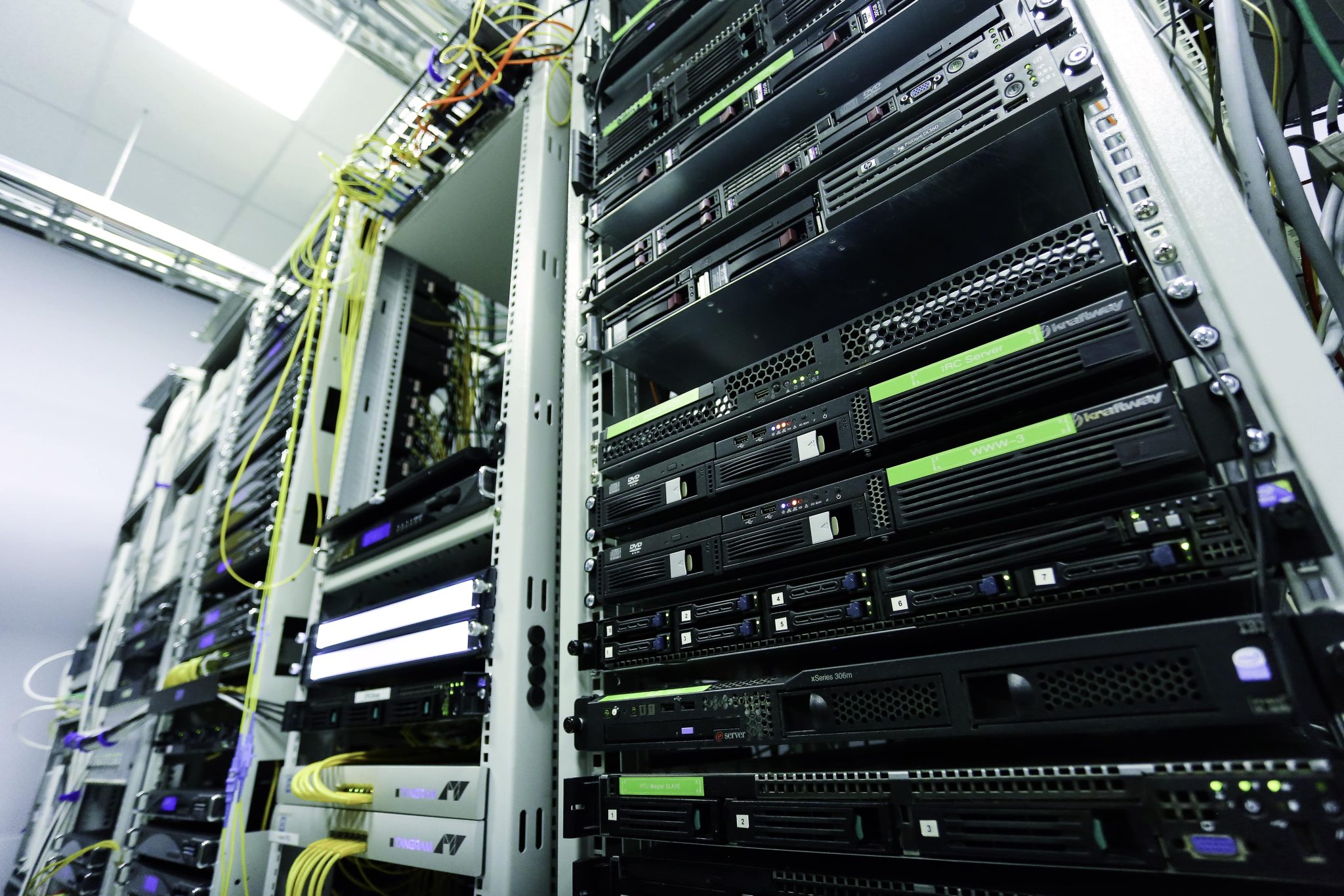 What Is a Physical Server? - GreenCloud - Affordable KVM and Windows VPS